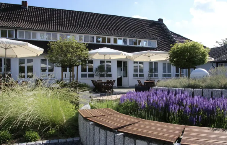 Heller Garten des Seminarhauses