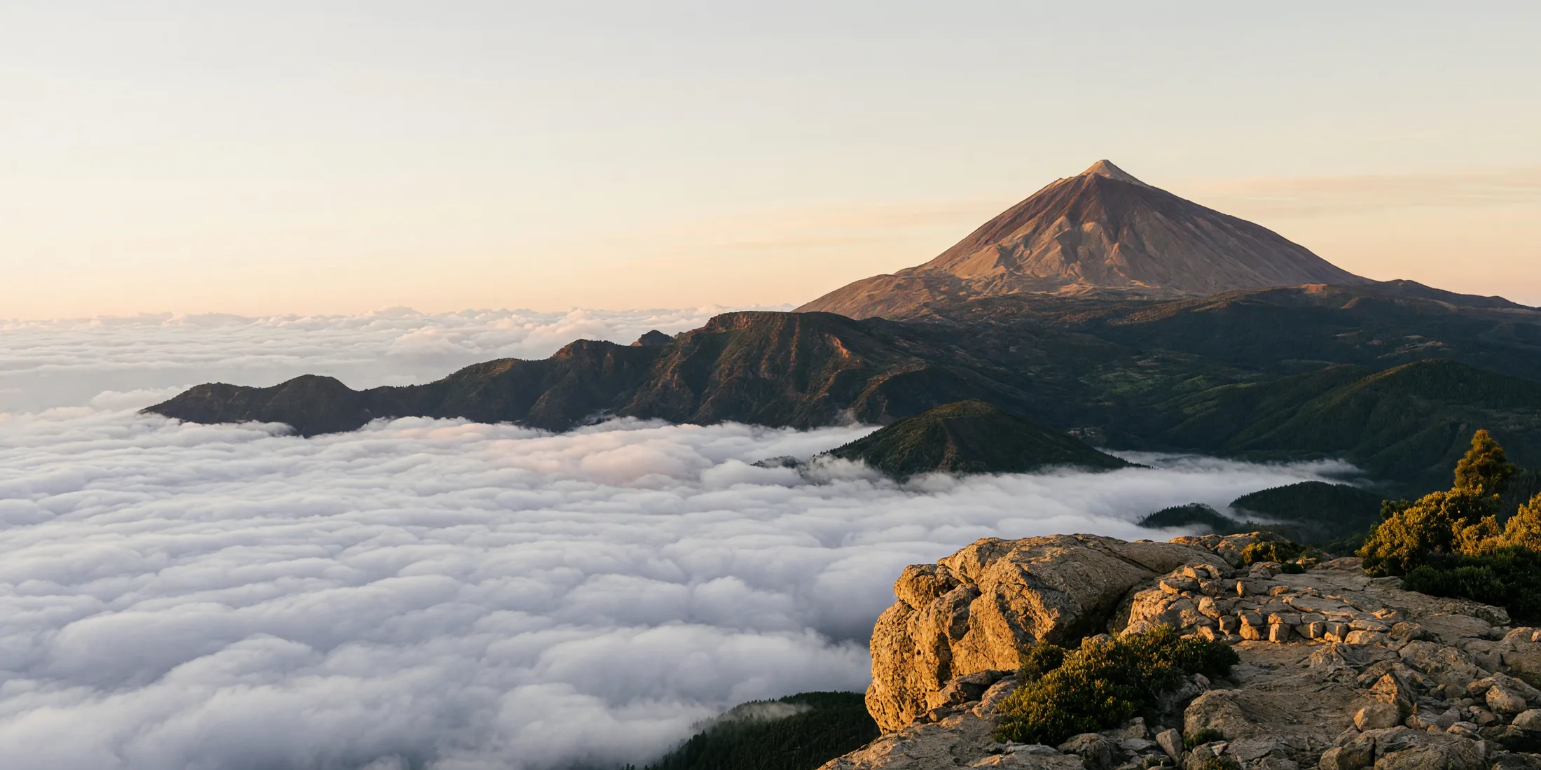 Teide auf Teneriffa über dem Wolkenmeer im warmen Morgenlicht
